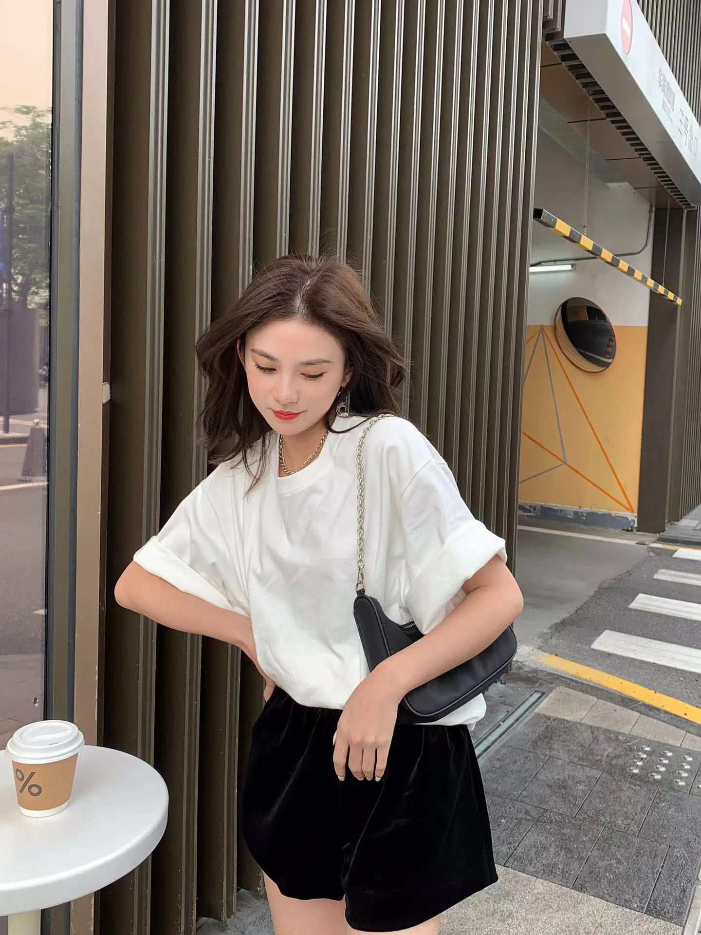 Summer 2022 new medium and long short sleeved top student Korean loose bottomed shirt
Summer 2022 new medium and long short sleeved top student Korean loose bottomed shirt