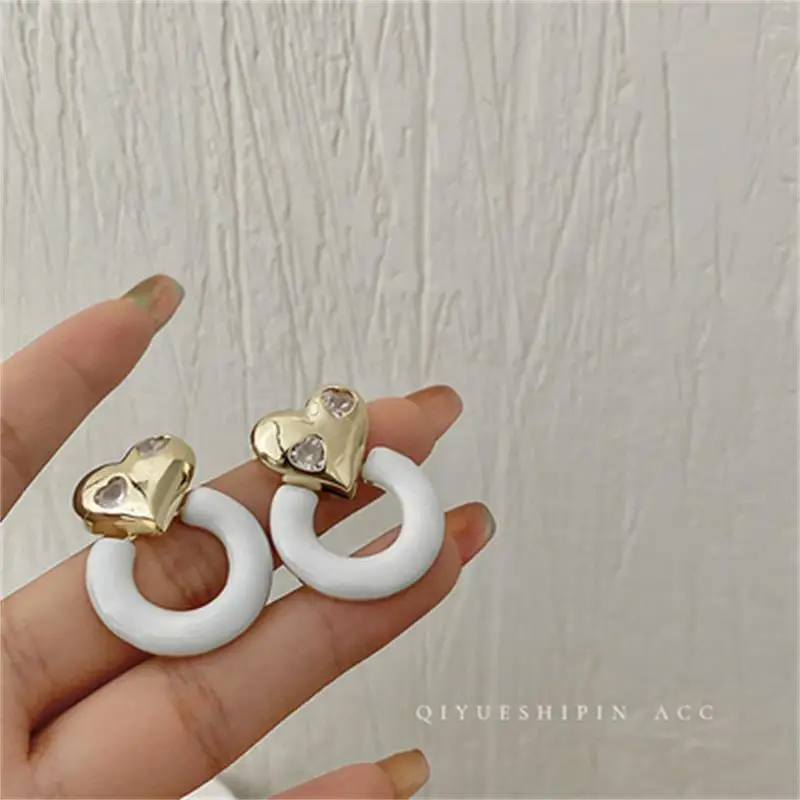 Fashion Korean Design Heart Stud Earrings Geometric White Colour Round Pendant Fine Jewelry Wedding Female Earrings Girls Gifts
Fashion Korean Design Heart Stud Earrings Geometric White Colour Round Pendant Fine Jewelry Wedding Female Earrings Girls Gifts