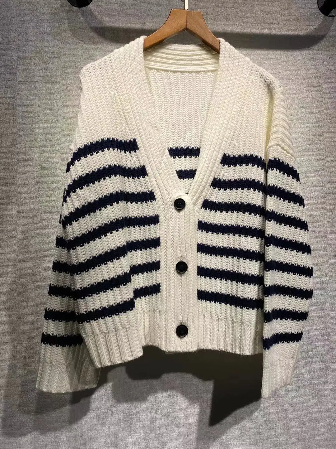 Women Sweater Simple Knitted Cardigan Loose V-neck Single Breasted Long Sleeve Stripes Coat Wool Vintage
Women Sweater Simple Knitted Cardigan Loose V-neck Single Breasted Long Sleeve Stripes Coat Wool Vintage