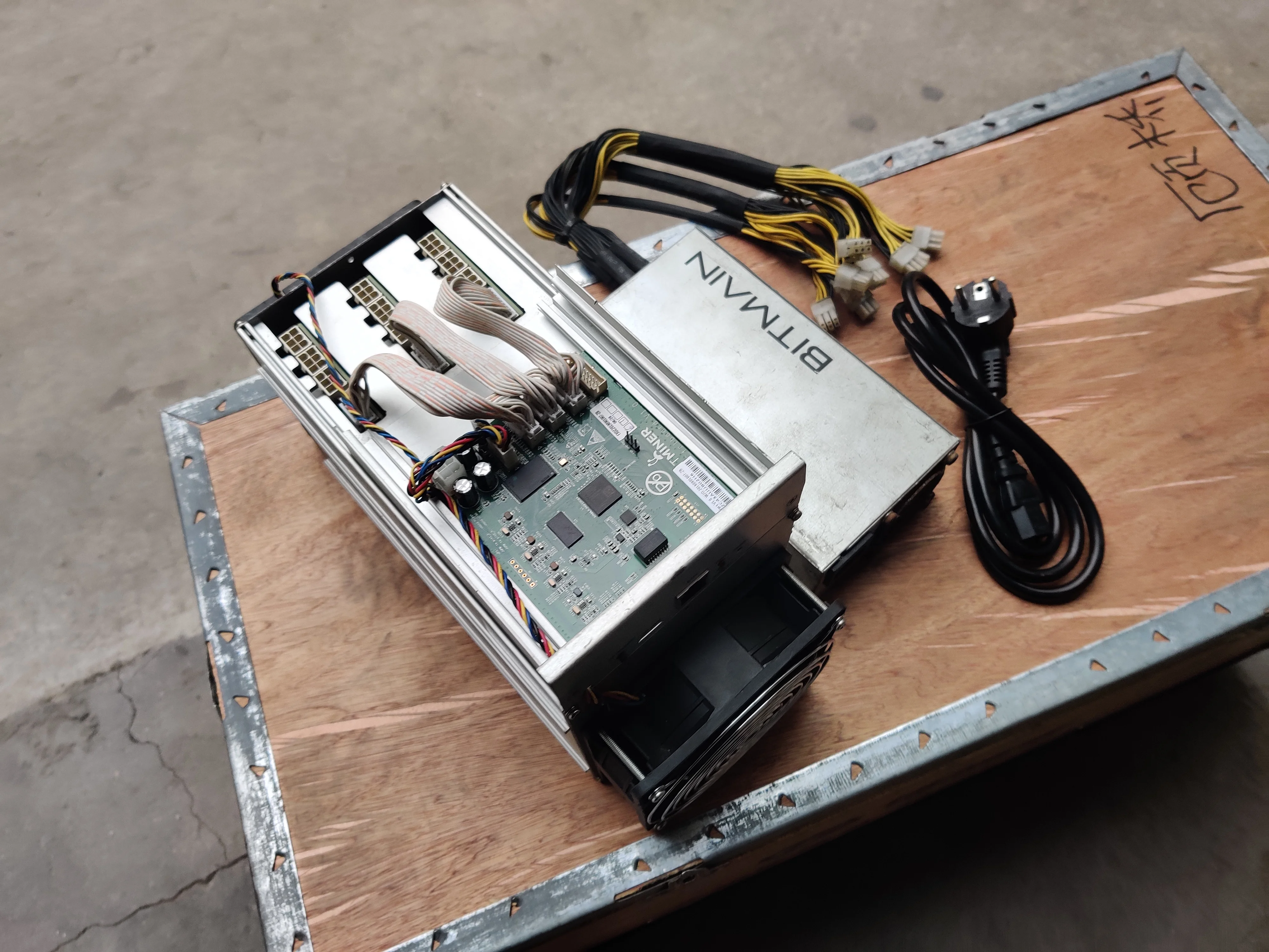 Майнер AntMiner S9k 14T б/у с блоком питания Биткоин BTC BCH лучше, чем Antminer S9 13,5 t 14t S9j 14,5 t S9 SE S11 S15 S17 WhatsMiner M3
Майнер AntMiner S9k 14T б/у с блоком питания Биткоин BTC BCH лучше, чем Antminer S9 13,5 t 14t S9j 14,5 t S9 SE S11 S15 S17 WhatsMiner M3