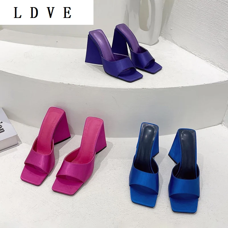 Женские уличные шлепанцы, однотонные шелковые сандалии на высоком каблуке, с открытым носком, без застежки, лето 2022
Женские уличные шлепанцы, однотонные шелковые сандалии на высоком каблуке, с открытым носком, без застежки, лето 2022