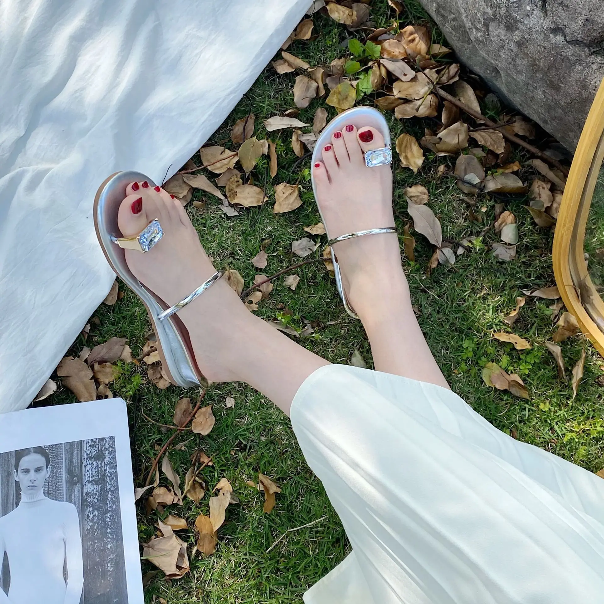 2022 Summer New Women's Outdoor Slippers Rhinestone Toe-clip Fashion Beach French Style Sandals
2022 Summer New Women's Outdoor Slippers Rhinestone Toe-clip Fashion Beach French Style Sandals