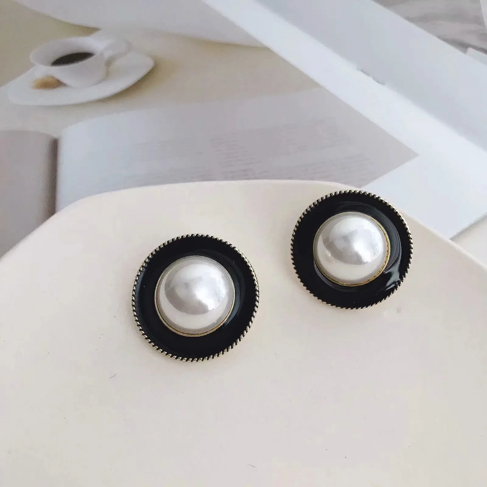 Black Pearl Earrings Retro Temperament All-match Earrings for Women Jewelry 2022 Gifts
Black Pearl Earrings Retro Temperament All-match Earrings for Women Jewelry 2022 Gifts