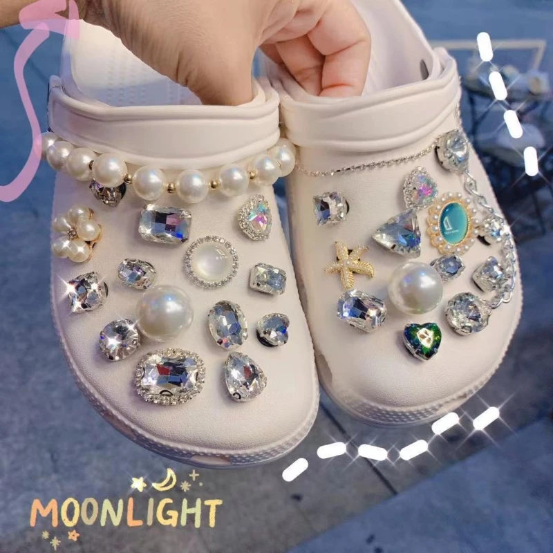 New Brand fashion Shoes Charms Designer Croc Charms Bling Rhinestone Girl Gift For Clog Decaration Metal chain accessories
New Brand fashion Shoes Charms Designer Croc Charms Bling Rhinestone Girl Gift For Clog Decaration Metal chain accessories