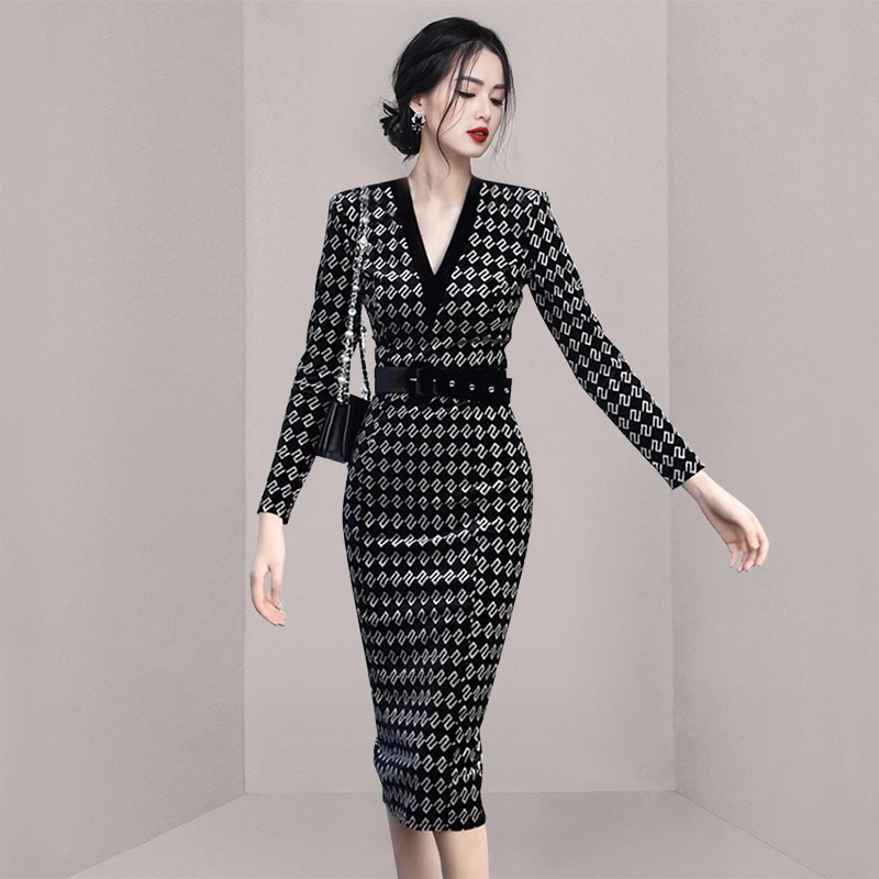 Women's Autumn and Winter New High-end Temperament V-neck Long Sleeve High-grade Velvet Printing Bag Hip Dress with Belt
Women's Autumn and Winter New High-end Temperament V-neck Long Sleeve High-grade Velvet Printing Bag Hip Dress with Belt