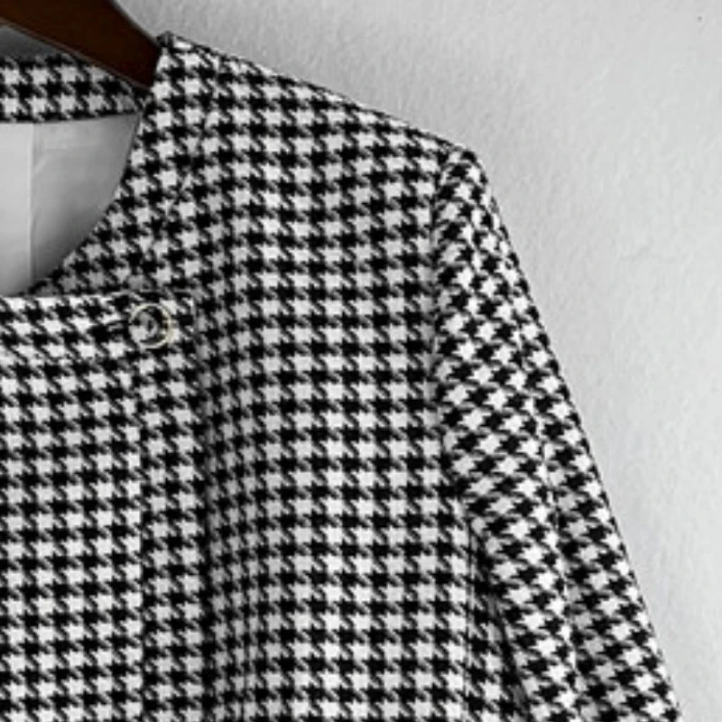2023 Early Autumn New Houndstooth Round Neck Double-breasted Short Jacket / Irregular Casual Shorts Women
2023 Early Autumn New Houndstooth Round Neck Double-breasted Short Jacket / Irregular Casual Shorts Women