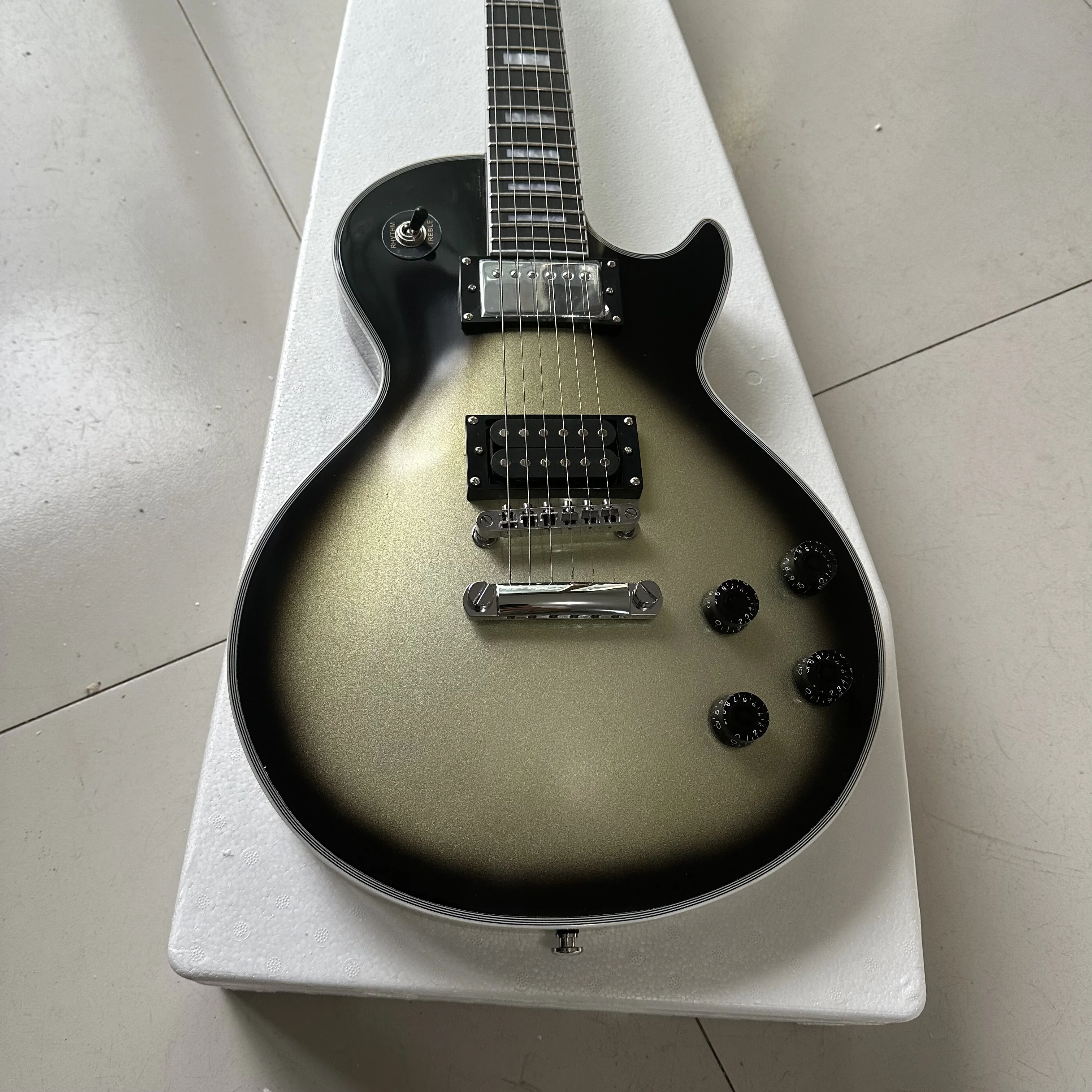 Classic brand electric guitar silver-yellow shiny body, rosewood fingerboard, guitar sold in stock, free shipping
Classic brand electric guitar silver-yellow shiny body, rosewood fingerboard, guitar sold in stock, free shipping
