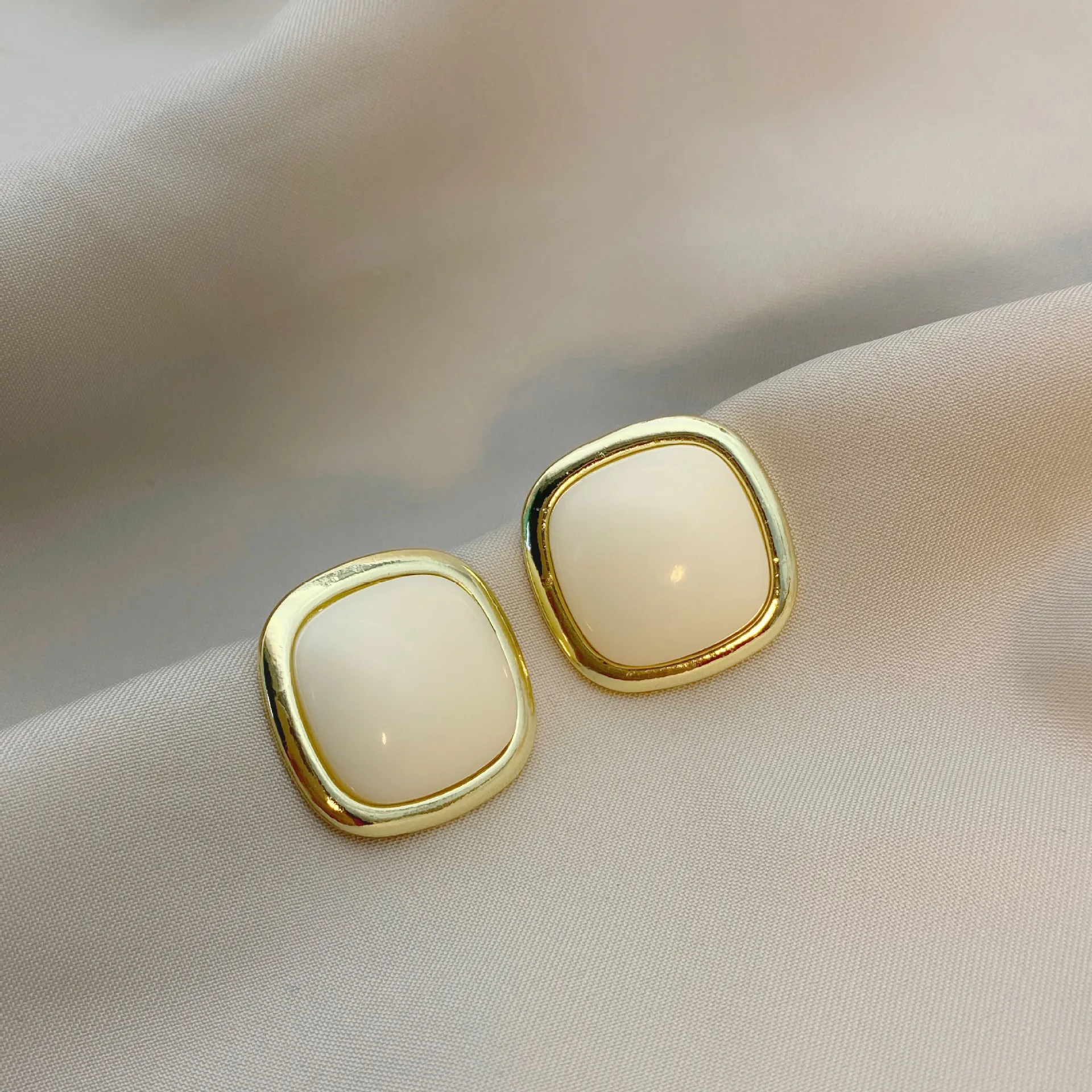 2021 new 925 silver needle cream white pearl earrings French simple minority light luxury Earrings temperament high sense
2021 new 925 silver needle cream white pearl earrings French simple minority light luxury Earrings temperament high sense
