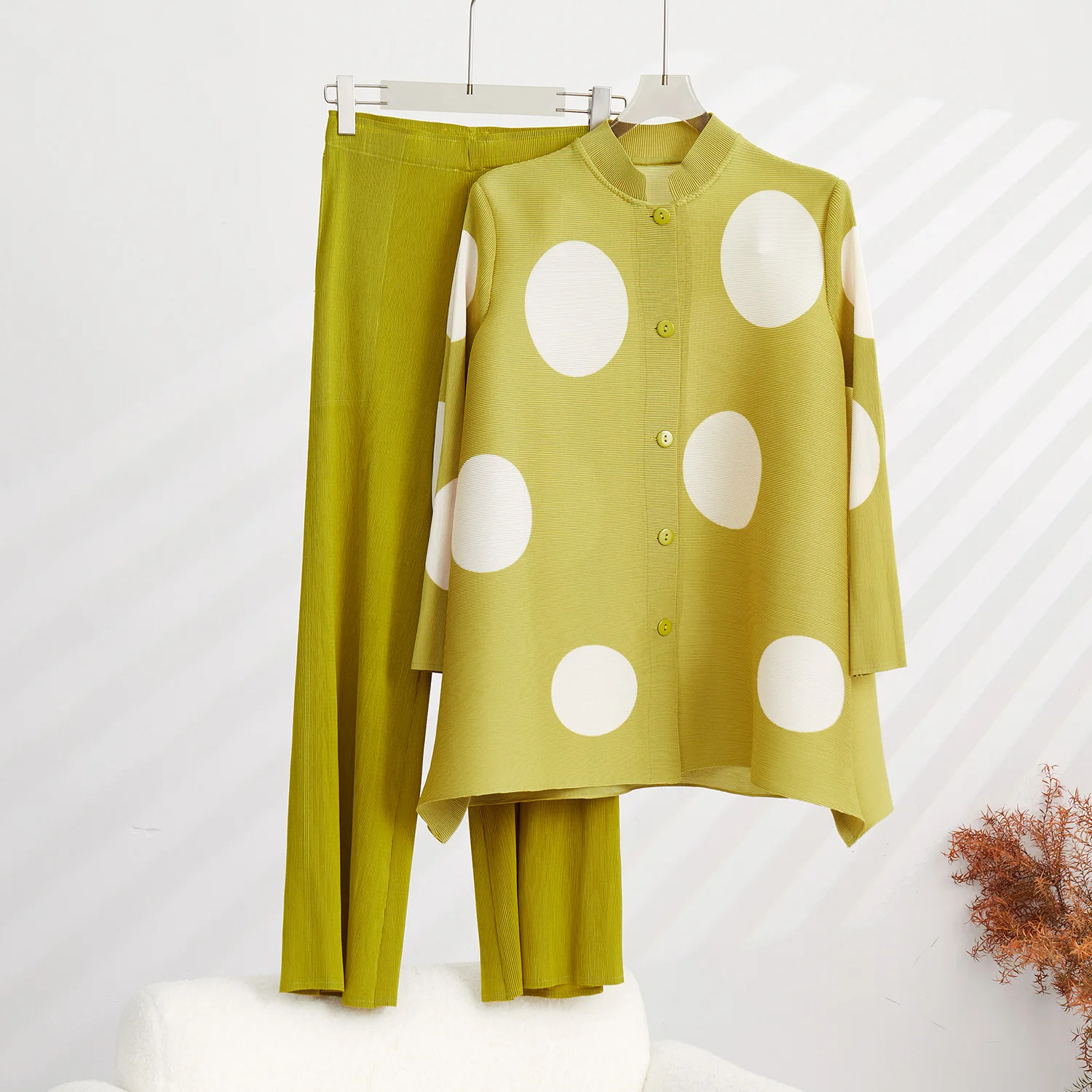 Женский плиссированный топ с воротником-стойкой и длинным рукавом
Женский плиссированный топ с воротником-стойкой и длинным рукавом