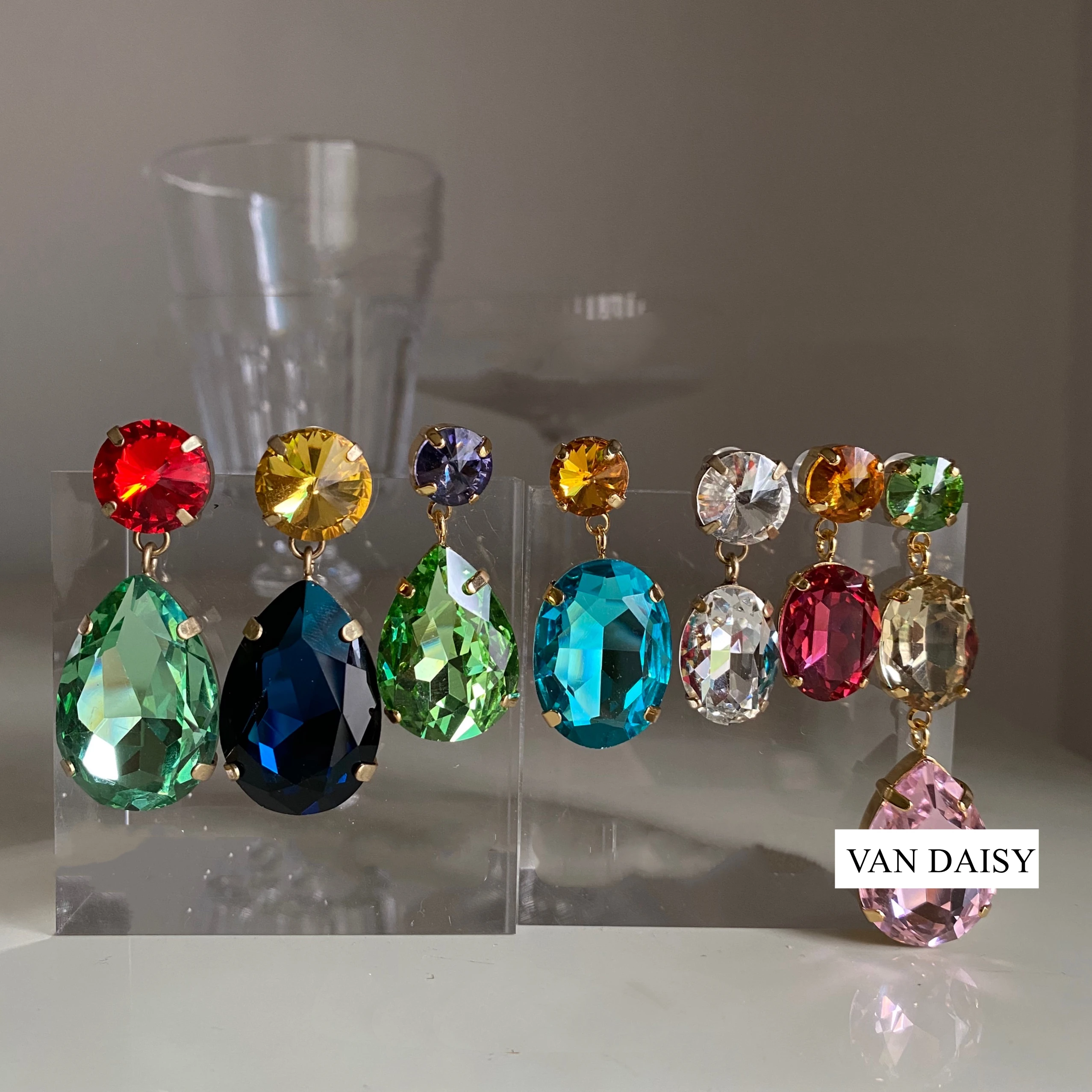 1pcs Luxury Bright Crystal Earrings for Women Vintage Colorful Shiny Glass Zircon Waterdrop Earring Asymmetrical Baroque Jewelry
1pcs Luxury Bright Crystal Earrings for Women Vintage Colorful Shiny Glass Zircon Waterdrop Earring Asymmetrical Baroque Jewelry