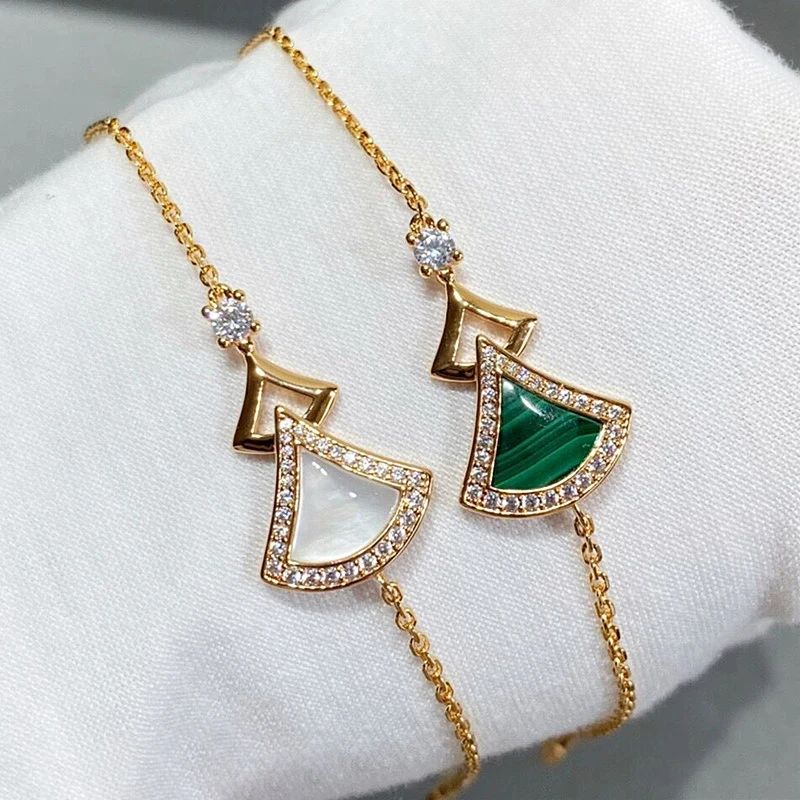 European Popular Rose Gold Triangle Fan Bracelet Women's Temperament Fashion Luxury Brand Luxury Party Jewelry
European Popular Rose Gold Triangle Fan Bracelet Women's Temperament Fashion Luxury Brand Luxury Party Jewelry
