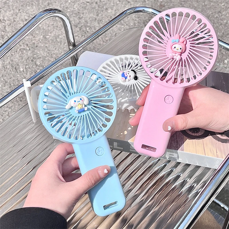 Симпатичный ручной мини-Веер Sanrio Melody Pachacco в мультяшном стиле с подставкой для телефона аниме USB зарядка портативные вееры подарки
Симпатичный ручной мини-Веер Sanrio Melody Pachacco в мультяшном стиле с подставкой для телефона аниме USB зарядка портативные вееры подарки