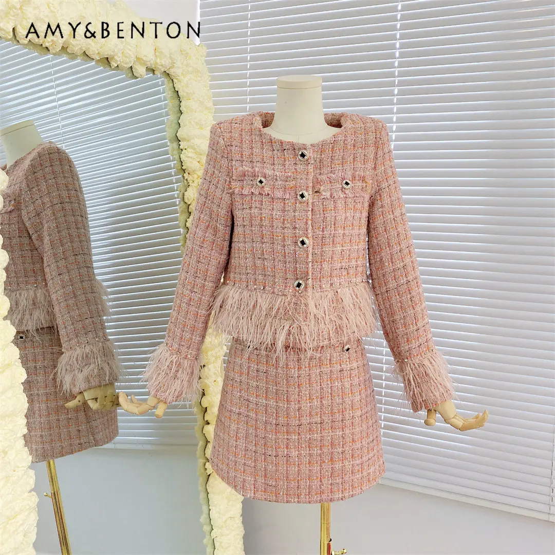 Autumn New Round Neck Patchwork Feather Tassel Rhinestone Tweed Coat and Skirt Suit for Women Elegant Tweed Coat and Skirt Set
Autumn New Round Neck Patchwork Feather Tassel Rhinestone Tweed Coat and Skirt Suit for Women Elegant Tweed Coat and Skirt Set