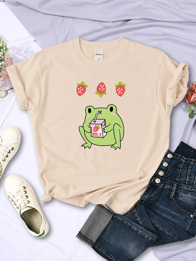 

Женская футболка с коротким рукавом, зеленая лягушка, которая любит питьевое молоко с клубничным вкусом, модная повседневная футболка, Женская креативная одежда