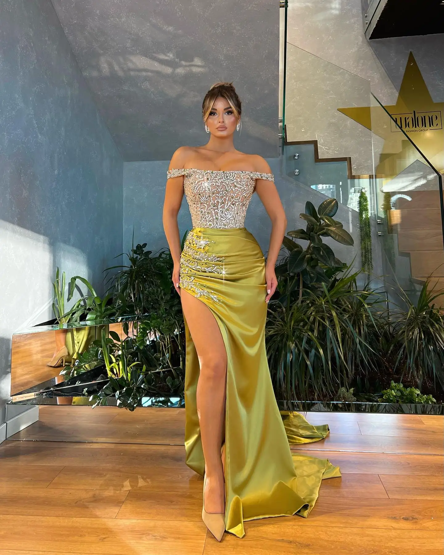 Off-The-Shoulder Formal Prom Dress High Slit Pleated Sequined Appliques Sweep Train Evening Party New Arrival Vestido De Novia
Off-The-Shoulder Formal Prom Dress High Slit Pleated Sequined Appliques Sweep Train Evening Party New Arrival Vestido De Novia