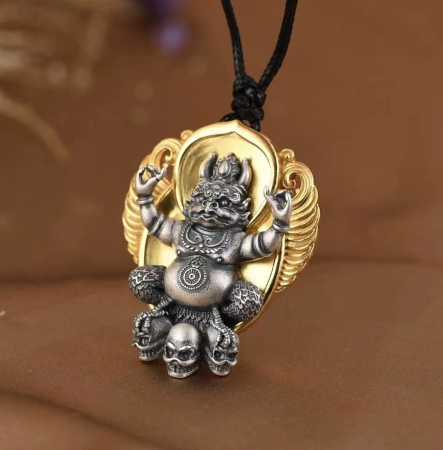 Оригинальная подвеска в тибетском стиле для мужчин и женщин в этническом стиле с золотыми крыльями Дапэн, птица цзялуо, серебряное ожерелье
Оригинальная подвеска в тибетском стиле для мужчин и женщин в этническом стиле с золотыми крыльями Дапэн, птица цзялуо, серебряное ожерелье