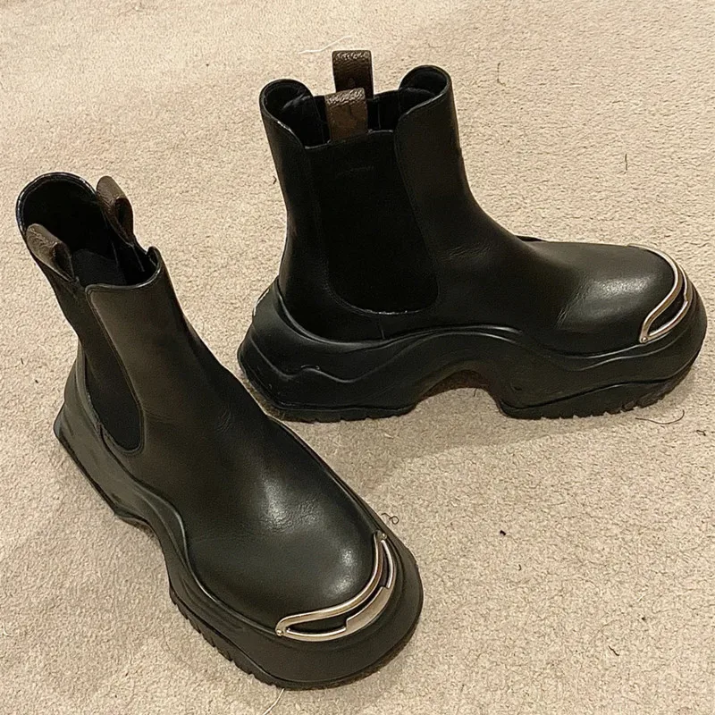 Новинка 2023, ботильоны и высокие ботинки с круглым носком для мужчин и женщин, украшенные металлом, на толстой подошве
Новинка 2023, ботильоны и высокие ботинки с круглым носком для мужчин и женщин, украшенные металлом, на толстой подошве