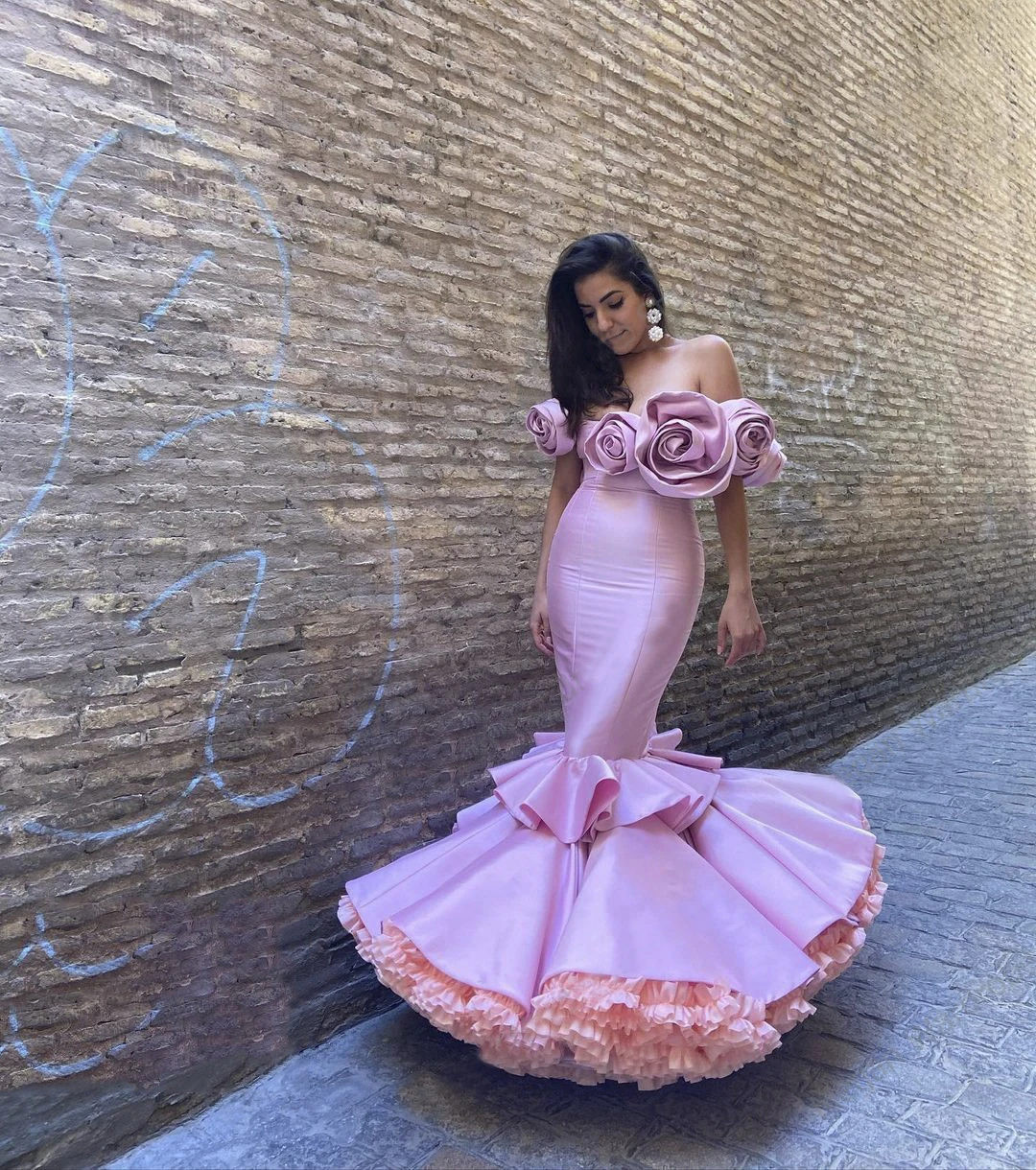 

Sweet Pink Off the Shoulder Satin Prom Dresses Elegant Pleated Tulle Mermaid Dress Floral Spanish Style Ruffled robes de soirée