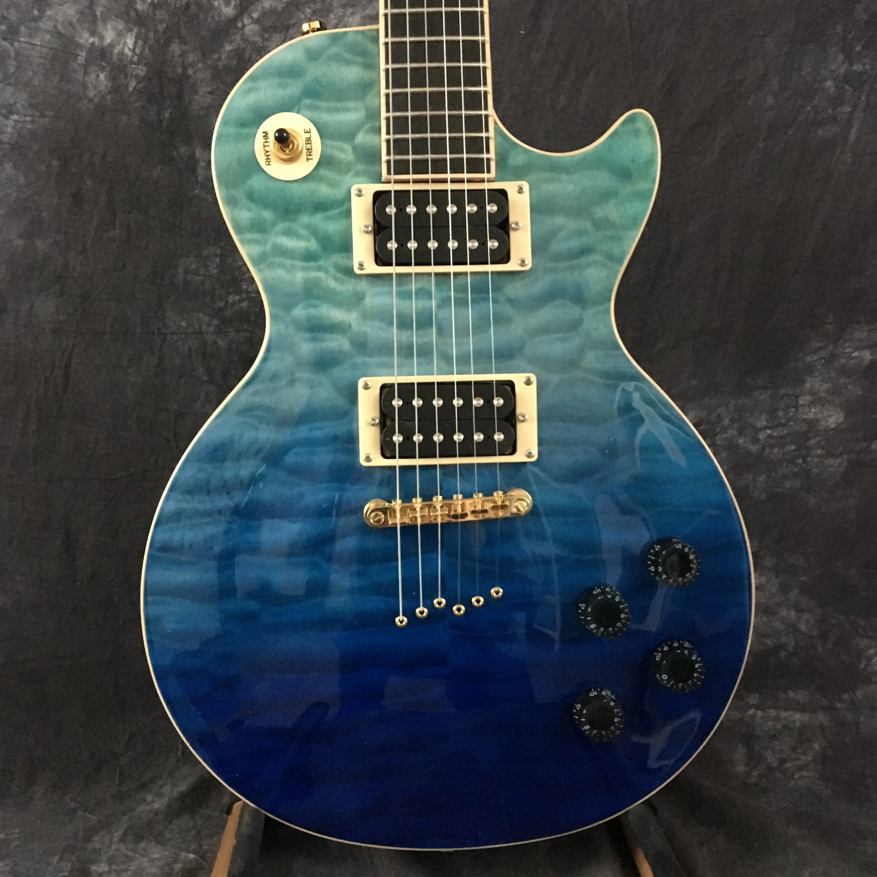 electric guitar custom, right hand guitar, blue quilted top color map. Good sound quality, hot guitar sales, free shipping
electric guitar custom, right hand guitar, blue quilted top color map. Good sound quality, hot guitar sales, free shipping