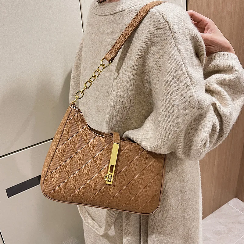 Винтажные женские сумки на ремне с цепочкой в виде полумесяца, осень 2023, модные роскошные дизайнерские Дамские кошельки и сумочки-ведра 
Винтажные женские сумки на ремне с цепочкой в виде полумесяца, осень 2023, модные роскошные дизайнерские Дамские кошельки и сумочки-ведра