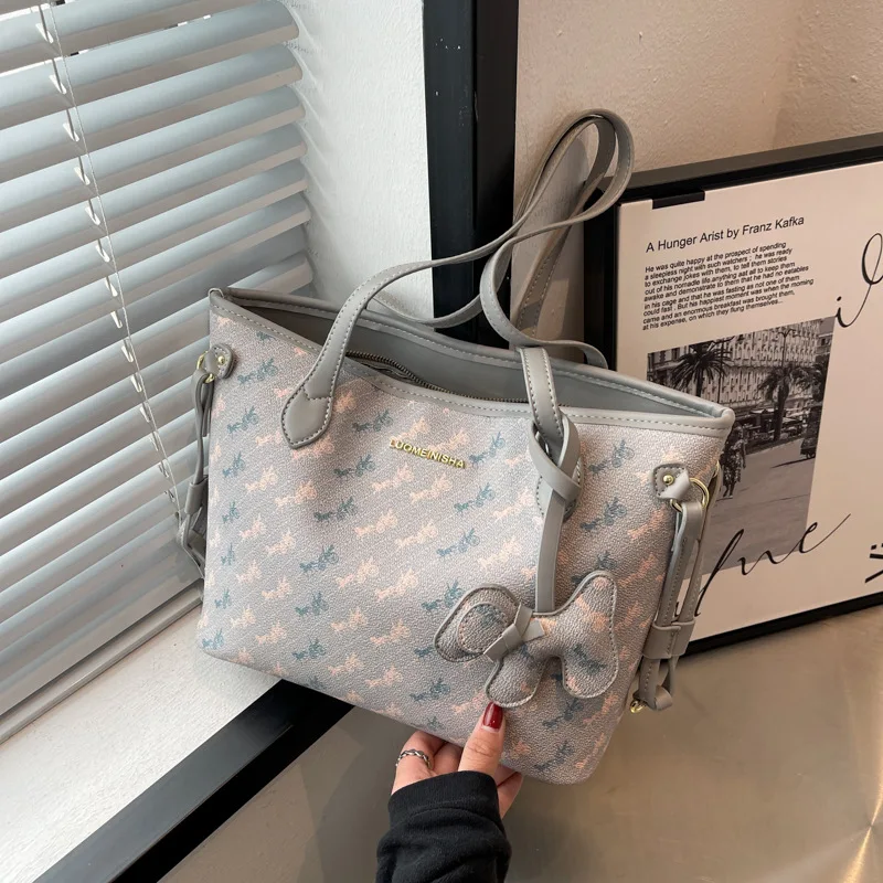 2022 Новая высококачественная Женская вместительная сумка-тоут с принтом известная роскошная дизайнерская универсальная сумка-мессенджер н... 
2022 Новая высококачественная Женская вместительная сумка-тоут с принтом известная роскошная дизайнерская универсальная сумка-мессенджер н...