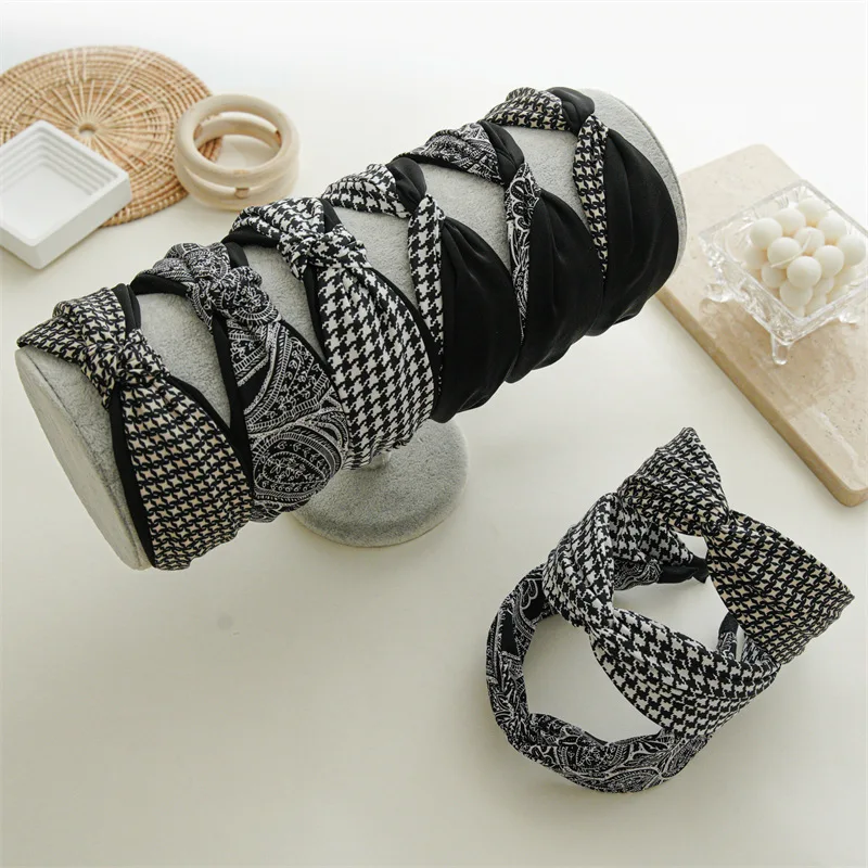 Fashion Girl Hair Accessories Plaid Series Hairband Women Cross Knotting Headbands Hairbands Wild Girl Cute Face Wash Hair Hoop 
Fashion Girl Hair Accessories Plaid Series Hairband Women Cross Knotting Headbands Hairbands Wild Girl Cute Face Wash Hair Hoop