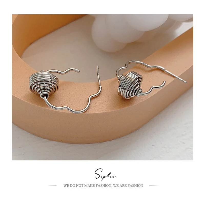 Irregular Dangle Earrings Retro Simple Cold Wind French 2022 New Stud Ear Rings Versatile EARRINGS Metalstatement Earrings
Irregular Dangle Earrings Retro Simple Cold Wind French 2022 New Stud Ear Rings Versatile EARRINGS Metalstatement Earrings