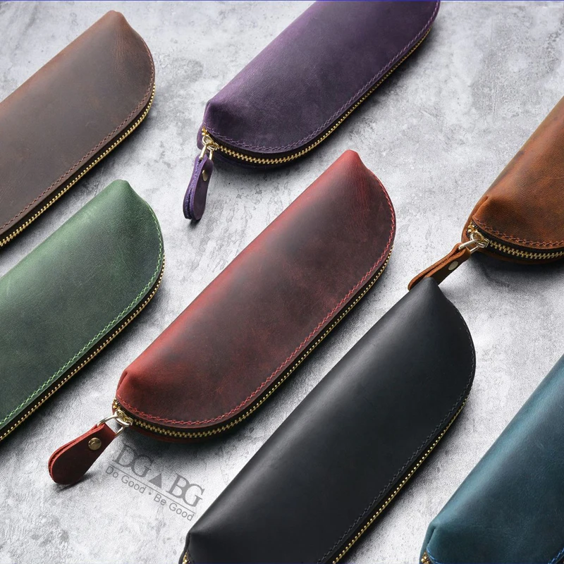 Кожаная ретро-ручка на молнии для Ipad IPhoen, чехол для карандашей, держатель, сумка для хранения канцелярских принадлежностей, маленький дорожный Органайзер ручной работы
Кожаная ретро-ручка на молнии для Ipad IPhoen, чехол для карандашей, держатель, сумка для хранения канцелярских принадлежностей, маленький дорожный Органайзер ручной работы