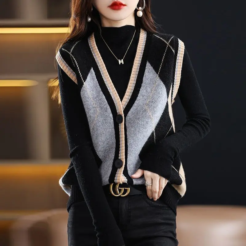 2023 New Spring and Autumn and Winter Fashion Simple V-neck Panel Contrast Checker Print Ethnic Style Horse Jacket Knit Tank Top
2023 New Spring and Autumn and Winter Fashion Simple V-neck Panel Contrast Checker Print Ethnic Style Horse Jacket Knit Tank Top