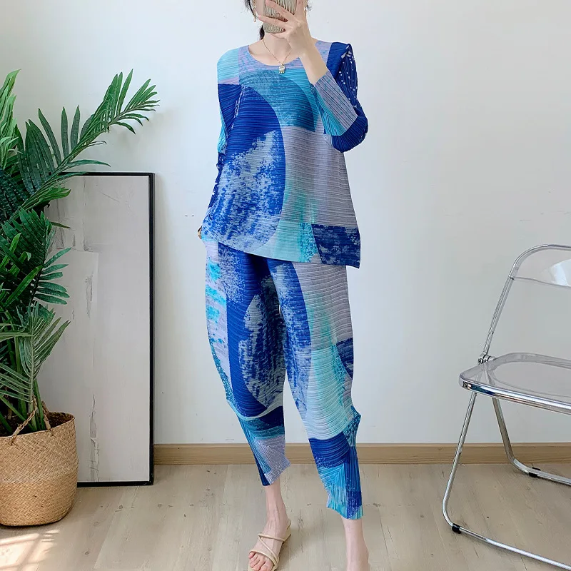 Pleated printed two-piece summer new round neck T-shirt+casual cropped leggings set for women
Pleated printed two-piece summer new round neck T-shirt+casual cropped leggings set for women