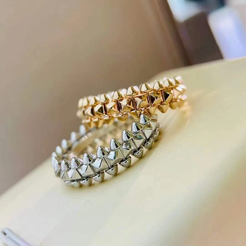 Мужское и женское кольцо из серебра 925 пробы с заклепками 
Мужское и женское кольцо из серебра 925 пробы с заклепками