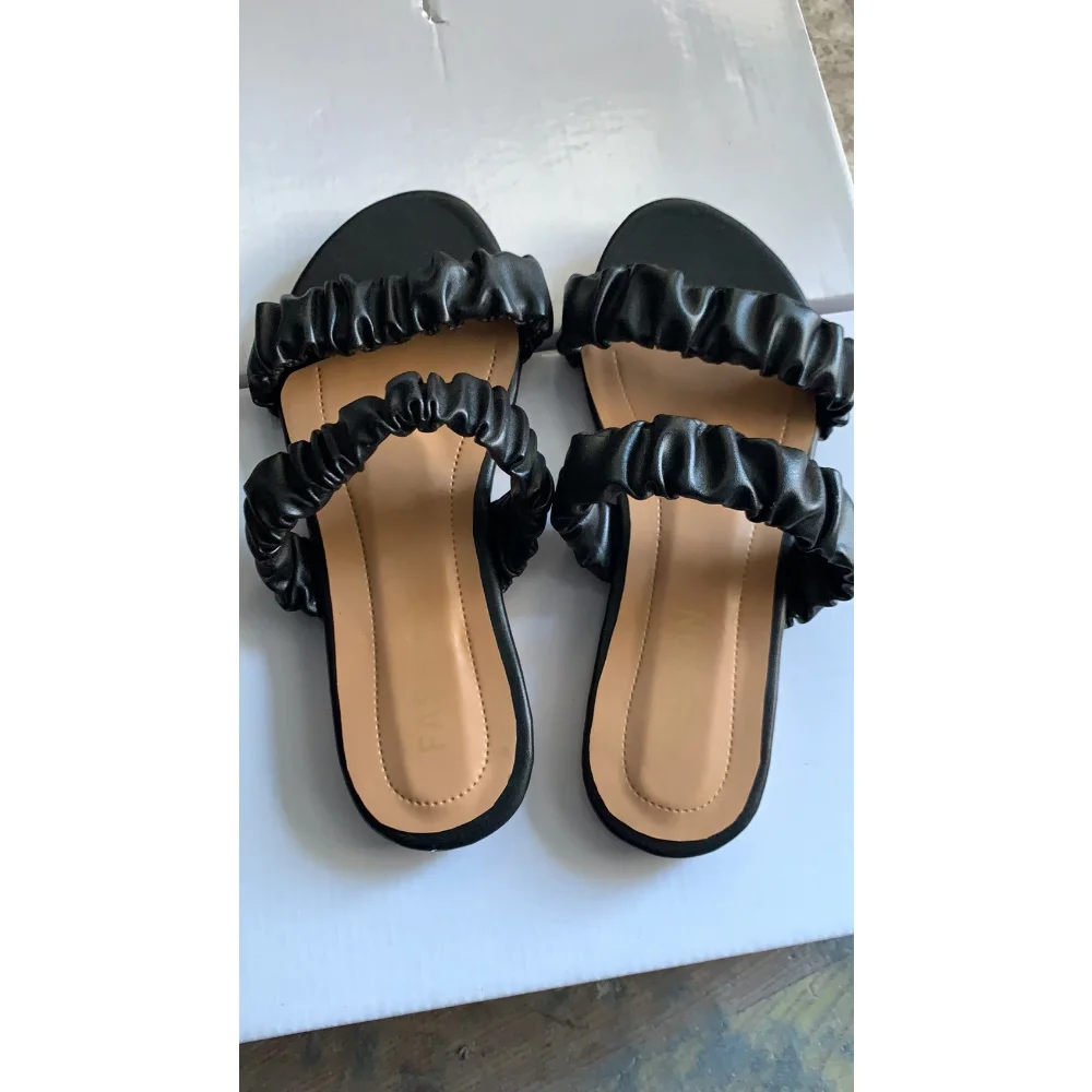 New Fashion Soft Leather Pleated Slippers Womens Flat Shoe Round Toe Sexy Open-toe Herringbone Sandals Casual Slides
New Fashion Soft Leather Pleated Slippers Womens Flat Shoe Round Toe Sexy Open-toe Herringbone Sandals Casual Slides