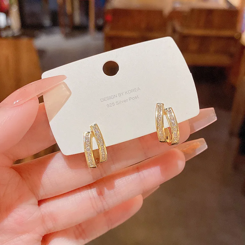 New Fashion Simple Asymmetric Geometric Earrings Women's Exquisite Micro-set Zircon Stud Earrings Wholesale Party Gifts
New Fashion Simple Asymmetric Geometric Earrings Women's Exquisite Micro-set Zircon Stud Earrings Wholesale Party Gifts