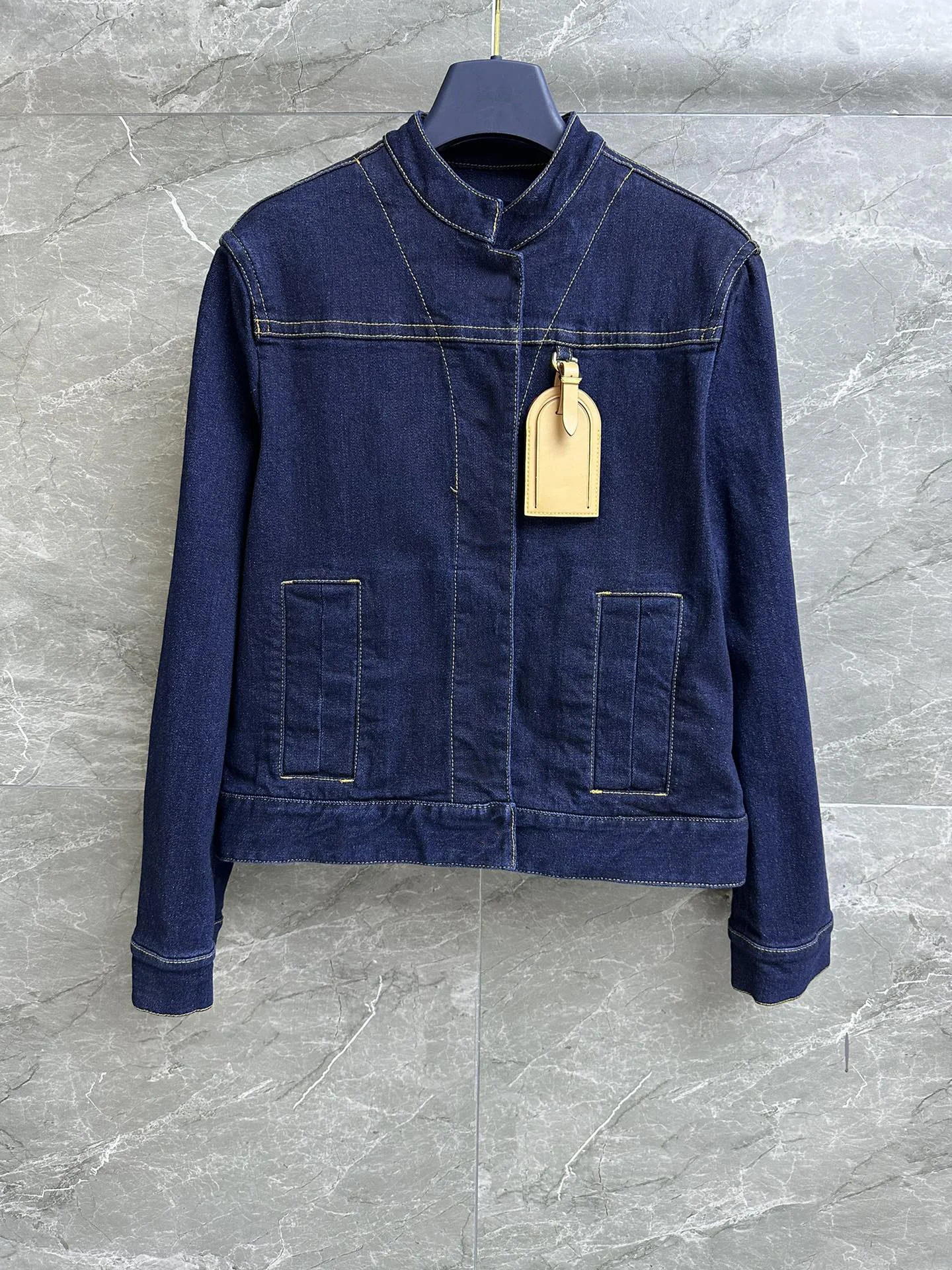 2023Denim coat stand collar neckline design design chest detachable logo leather label decoration retro advanced and fashionable
2023Denim coat stand collar neckline design design chest detachable logo leather label decoration retro advanced and fashionable