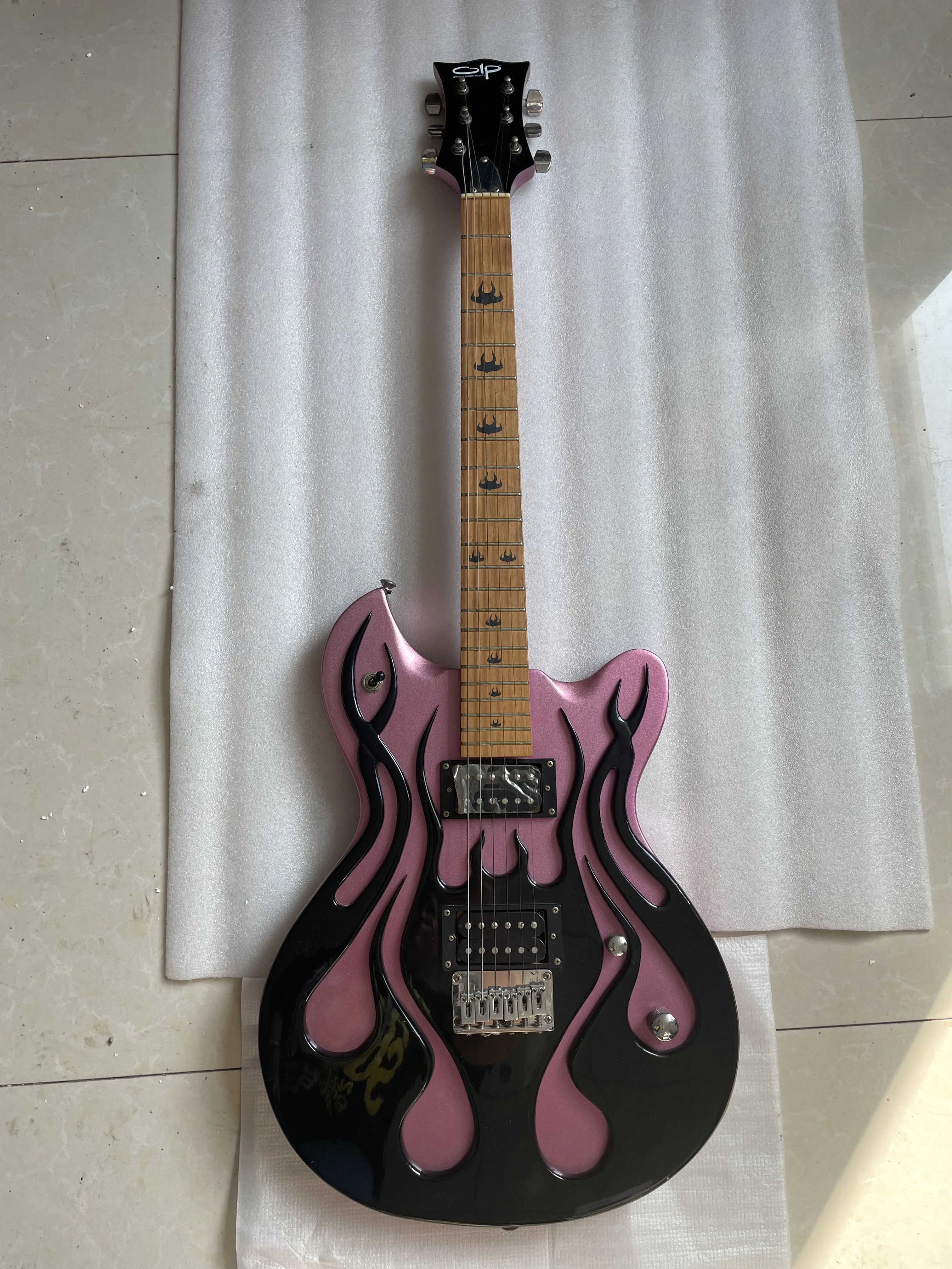 A unique handmade carved fire pattern metalic electric guitar that has been stored for several years silver color accessories
A unique handmade carved fire pattern metalic electric guitar that has been stored for several years silver color accessories