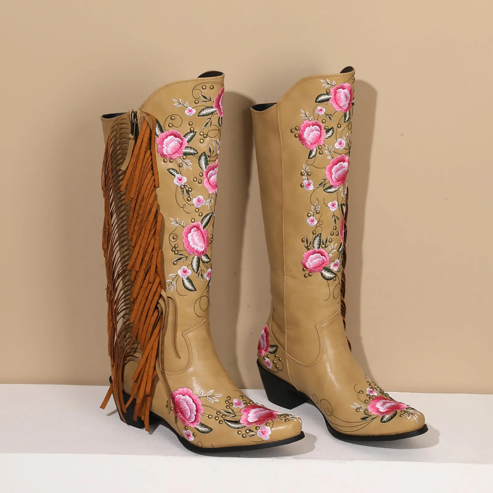 Высокие сапоги; Женские осенние модные ботинки с вышивкой и бахромой, с острым носком, на не сужающемся книзу массивном каблуке; Женская зимняя повседневная обувь; zapatos para mujeres
Высокие сапоги; Женские осенние модные ботинки с вышивкой и бахромой, с острым носком, на не сужающемся книзу массивном каблуке; Женская зимняя повседневная обувь; zapatos para mujeres