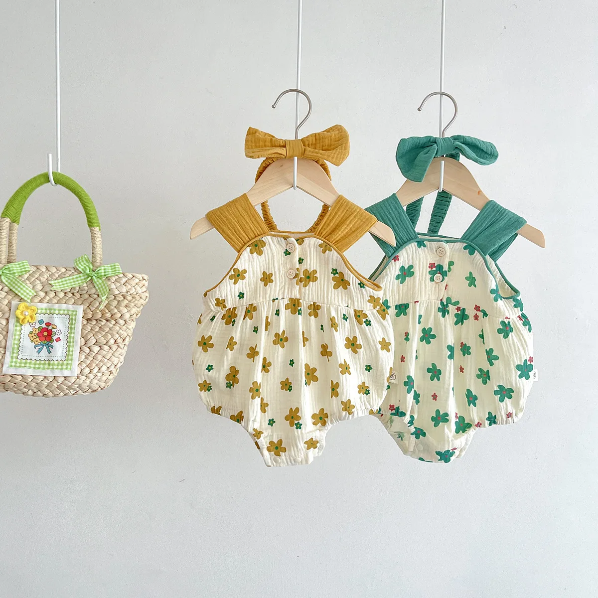 Baby Girls Romper with Headband Sweet Floral Print Jumpsuit Summer Muslin Clothes Infant Onesie Korean Style Newborn One-pieces
Baby Girls Romper with Headband Sweet Floral Print Jumpsuit Summer Muslin Clothes Infant Onesie Korean Style Newborn One-pieces