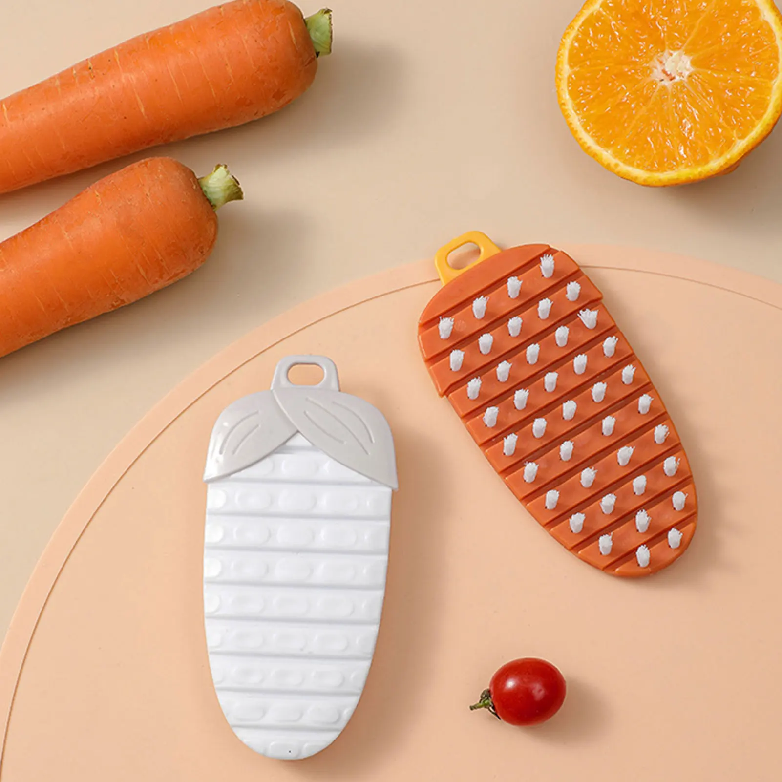 Очаровательная овощная щетка в форме моркови с отверстием, гибкий скребок для картофеля для овощей, моркови, картофеля
Очаровательная овощная щетка в форме моркови с отверстием, гибкий скребок для картофеля для овощей, моркови, картофеля