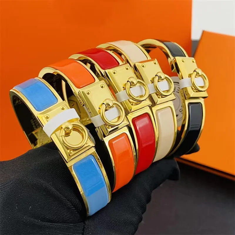 Высококачественное эмалированное кольцо для пар, женские браслеты для рук для мужчин, роскошные дизайнерские модные ювелирные изделия из р...
Высококачественное эмалированное кольцо для пар, женские браслеты для рук для мужчин, роскошные дизайнерские модные ювелирные изделия из р...