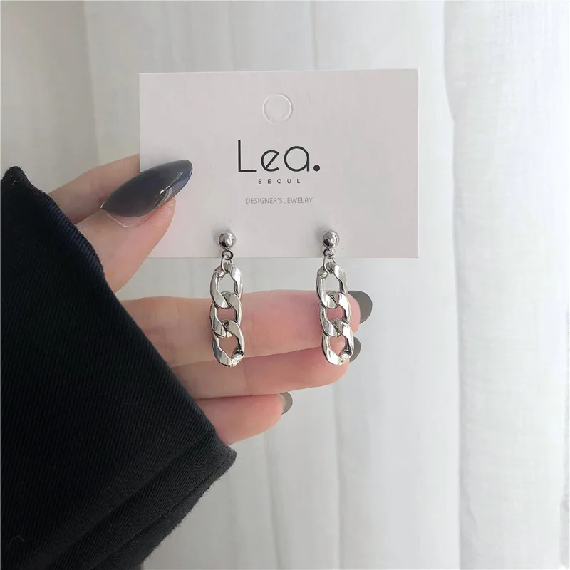 Silver Pin Chain Stud Earrings Female Korean Temperament Earrings New Fashion Cold Wind
Silver Pin Chain Stud Earrings Female Korean Temperament Earrings New Fashion Cold Wind
