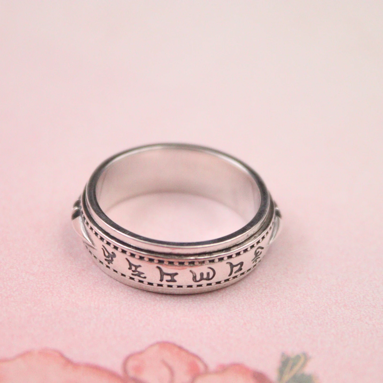 Vintage Thai Silver Sterling Silver Rings for Men 925 Metal Purity Ring Size US 8-12 Turnable 7MM Wider Lucky Six Mantra Pattern
Vintage Thai Silver Sterling Silver Rings for Men 925 Metal Purity Ring Size US 8-12 Turnable 7MM Wider Lucky Six Mantra Pattern
