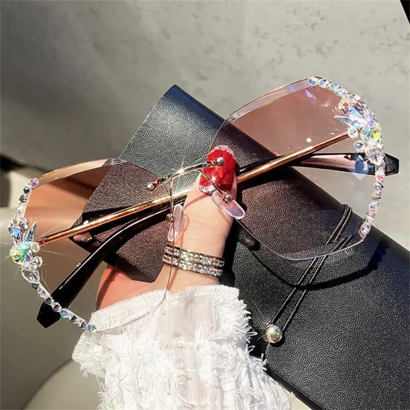 Vintage Rimless Rhinestone UV400 Sunglasses Fashion Brand Designer Sunglasses Retro Cutting Lens Gradient Sun Glass Female Shade
Vintage Rimless Rhinestone UV400 Sunglasses Fashion Brand Designer Sunglasses Retro Cutting Lens Gradient Sun Glass Female Shade