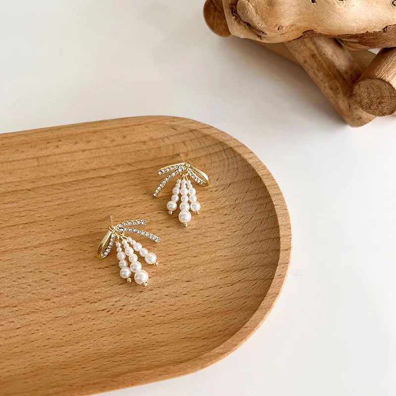 Minar Dainty White Faux Pearls Earring for Women Spark Rhinestones Geometrical Long Drop Earrings Wedding Party Jewelry 2021
Minar Dainty White Faux Pearls Earring for Women Spark Rhinestones Geometrical Long Drop Earrings Wedding Party Jewelry 2021