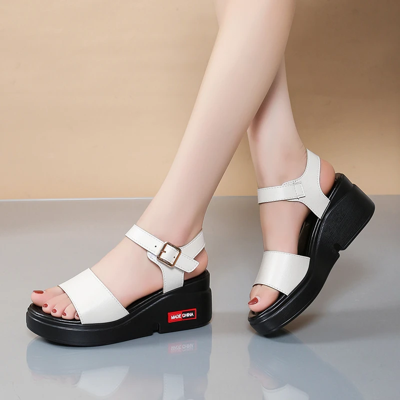 Сандалии женские кожаные на плоской подошве, удобные босоножки в стиле панк, модная повседневная обувь, лето 2023