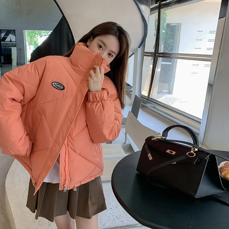 Women's Loose Coat 2022 Winter Design Sense Stand Collar Short Korean Fashion Jacket Cotton Padded Warm Casual Loose Outerwear
Women's Loose Coat 2022 Winter Design Sense Stand Collar Short Korean Fashion Jacket Cotton Padded Warm Casual Loose Outerwear
