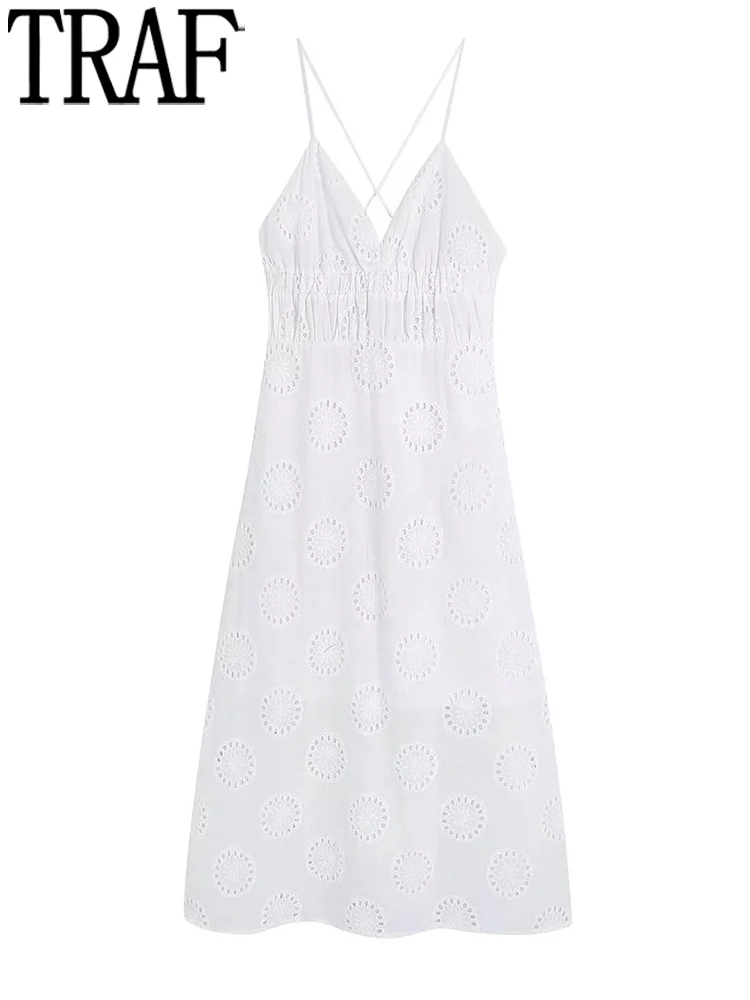 Белое длинное платье с вышивкой и открытой спиной, без рукавов
Белое длинное платье с вышивкой и открытой спиной, без рукавов