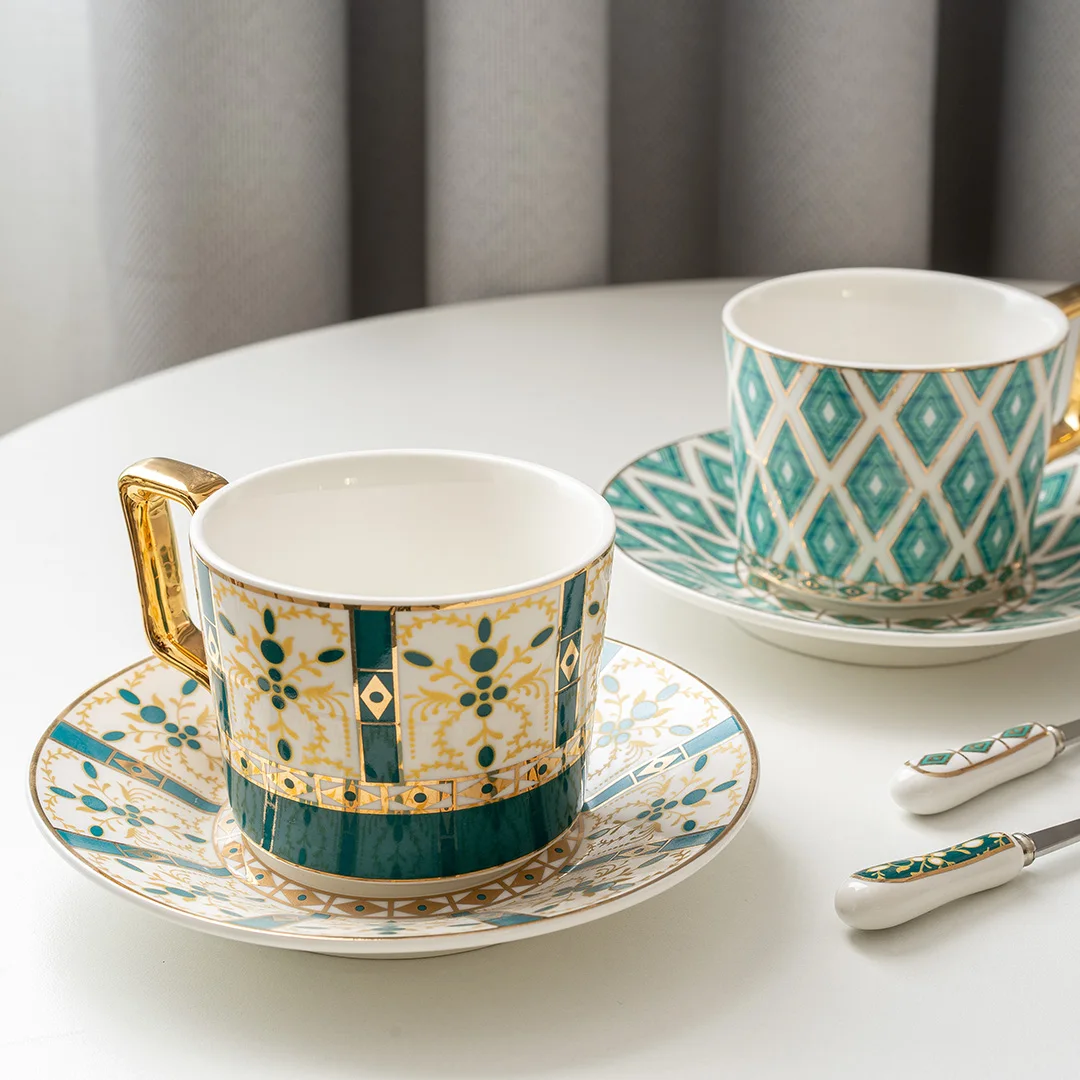 200ml Ceramics Coffee Cup Set British Creative Phnom Penh Tea Cup and Saucer Afternoon Tea Set with Spoon Green Cup Golden Plate
200ml Ceramics Coffee Cup Set British Creative Phnom Penh Tea Cup and Saucer Afternoon Tea Set with Spoon Green Cup Golden Plate