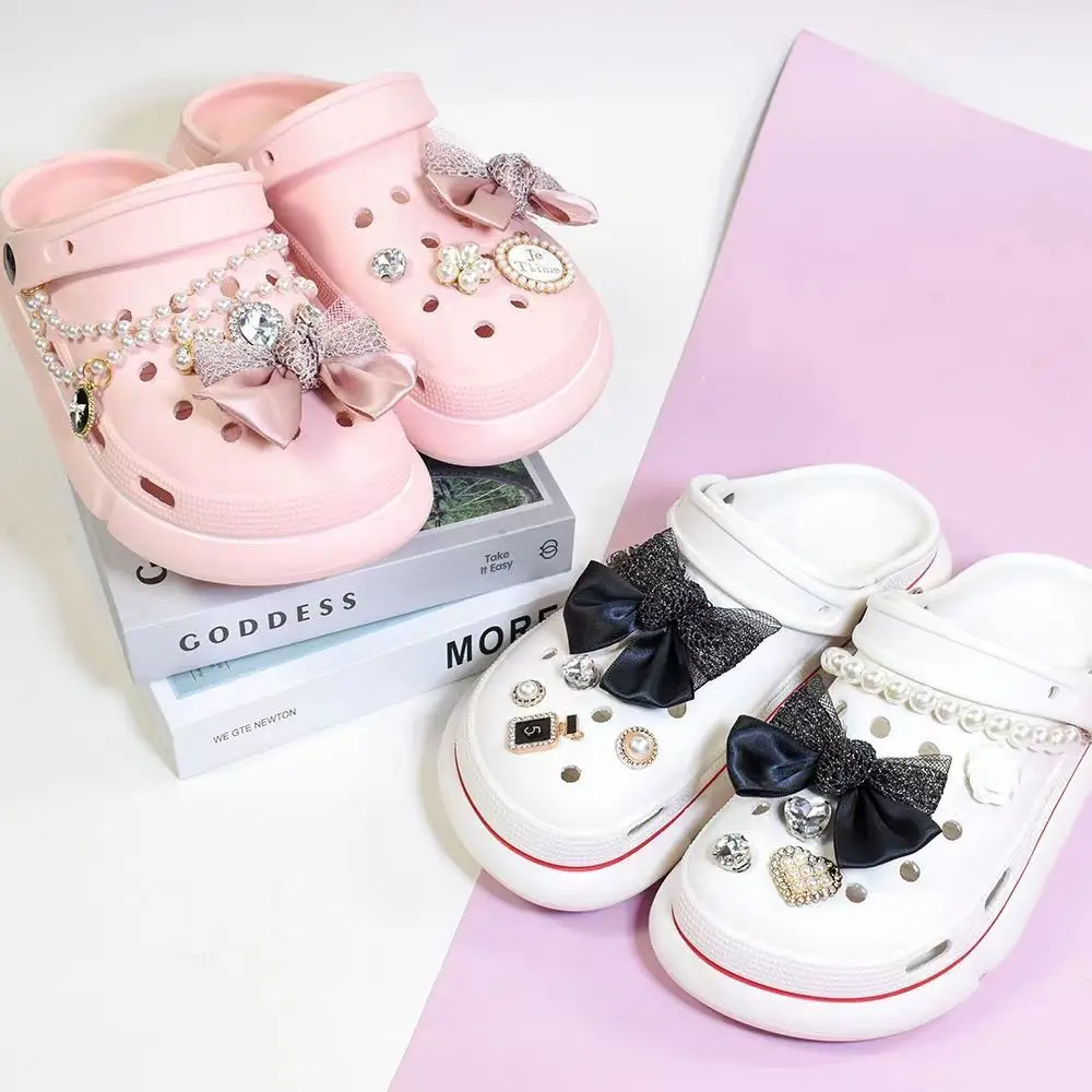 Luxury Bows Set Rhinestone Pearl Croc Charms Designer Beautiful Adornment for Clogs Sandals Ins Popular Clogs Jeans Decoration
Luxury Bows Set Rhinestone Pearl Croc Charms Designer Beautiful Adornment for Clogs Sandals Ins Popular Clogs Jeans Decoration