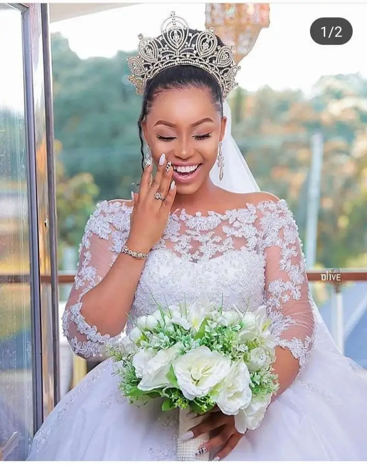White Customized Appliqued Beaded Lace Long Sleeves Cheap Ball Gown African Custom Made Wedding Dresses
White Customized Appliqued Beaded Lace Long Sleeves Cheap Ball Gown African Custom Made Wedding Dresses