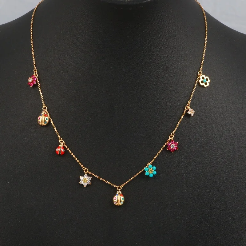 Fresh Flowers, Ladybug Inlays, Colorful Small Diamonds and Multi-pendant Necklaces.
Fresh Flowers, Ladybug Inlays, Colorful Small Diamonds and Multi-pendant Necklaces.